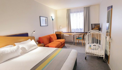 Standard Room, 1 Queen Bed (Mid Floor)