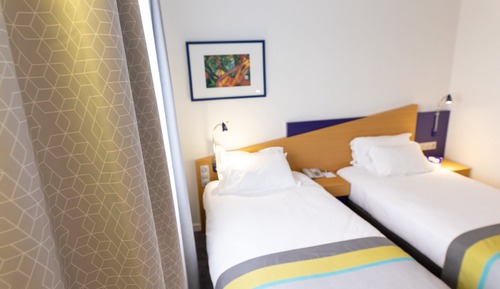 Standard Room, 2 Twin Beds (Mid Floor)