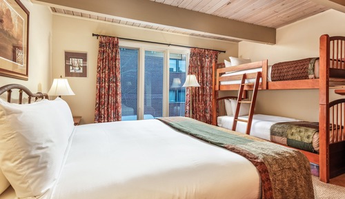 Deluxe Condo, 2 Bedrooms, Hot Tub (Chateau Chaumont 8)