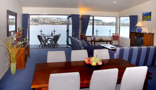 3 Bedroom Lakeview Apartment
