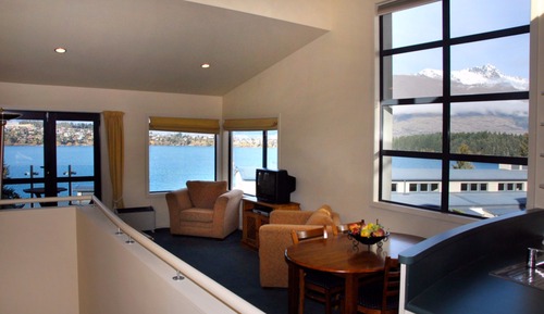 2 Bedroom 1 Bathroom Lakeview Apartment