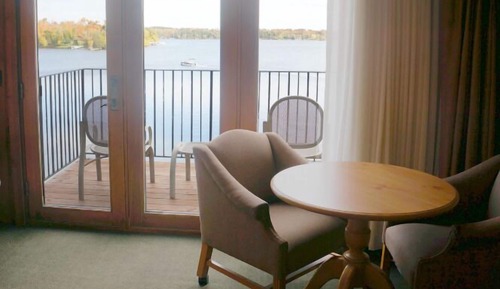 Steamboat Bay Upper Sunrise Villa 2 Queen lower level and 2 Twins and a bath in loft on waters edge