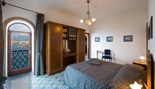 Family Room 2 adults + 2 children