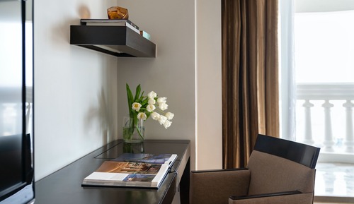 Tower Club Suite River View with Lounge