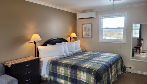 Guest Room with Full Kitchen and Living Space 