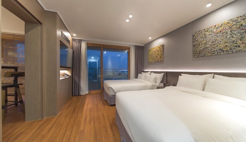 [Free 2 glasses of wine + cheese platter] Suite Twin