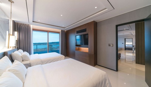 [Free 2 glasses of wine + cheese platter] Pent House