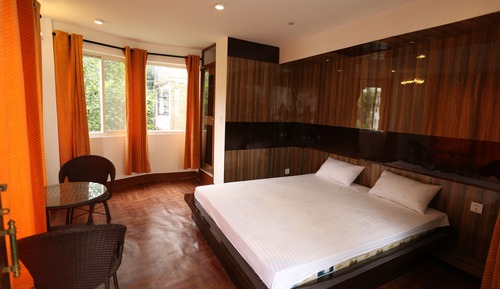 Deluxe Studio, 1 King Bed, Garden View, Garden Area