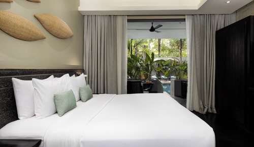 Deluxe King Pool Access with Airport Pick-Up and Minibar
