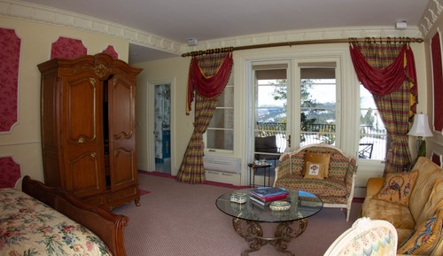 Standard Suite, 1 Queen Bed, Non Smoking, Private Bathroom (France)