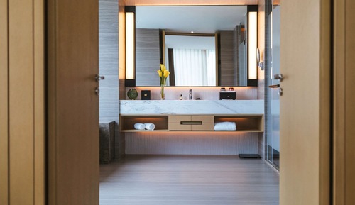 Deluxe Suite, 1 King Bed, Club Lounge Access