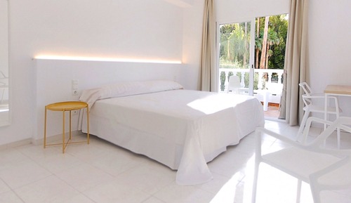 Double or Twin Room (3 Adults)