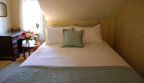 Room 6 - One Queen Bed and Twin Bed with Private Bath