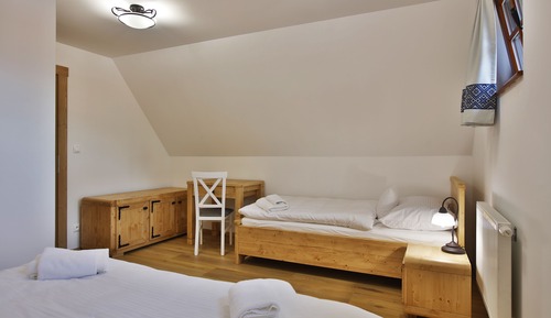 Comfort Chalet, 3 Bedrooms, Kitchen, Hill View (E)