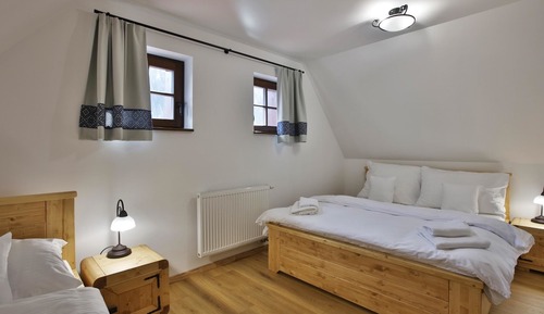 Comfort Chalet, 2 Bedrooms, Patio, Hill View (B)