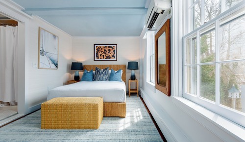 Deluxe Room, 1 Queen Bed (Greyhound)