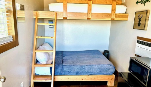 Standard Bunkhouse, Shared Bathroom