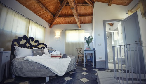 Romantic Room, Hill View