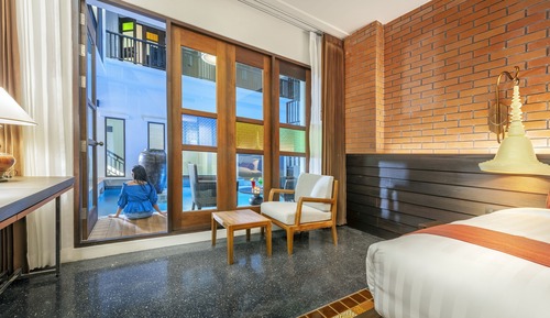 Superior Pool Access (King Bed) 