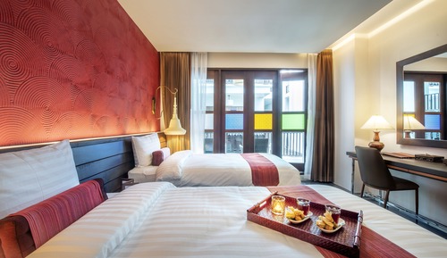 Deluxe Room, 2 Twin Beds, Pool View