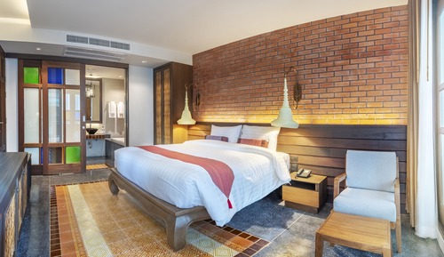 Superior Room, 1 King Bed, Pool View