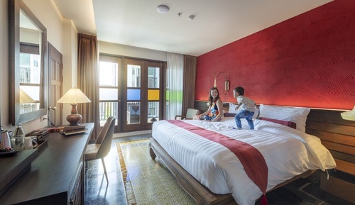 Deluxe Room, 1 King Bed, Pool View