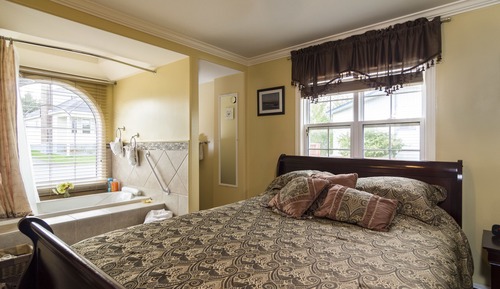 Deluxe Room, 1 Queen Bed, Non Smoking