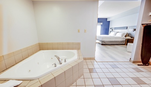 Suite, 1 King Bed, Jetted Tub (Additional Living Area)