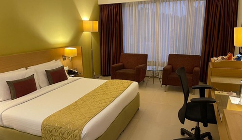 Premium Room, 1 King Bed, Pool View