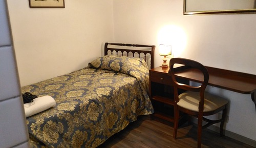 Single Room (private shower - shared bathroom)