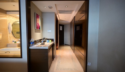 Business Room, 1 King Bed, City View