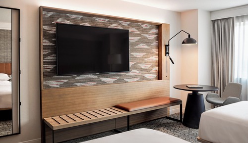 Traditional Room, 1 King Bed, Non Smoking (Mobility/Hearing Access, Roll-in Shwr)
