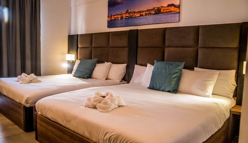 Superior Triple Room, Balcony, City View