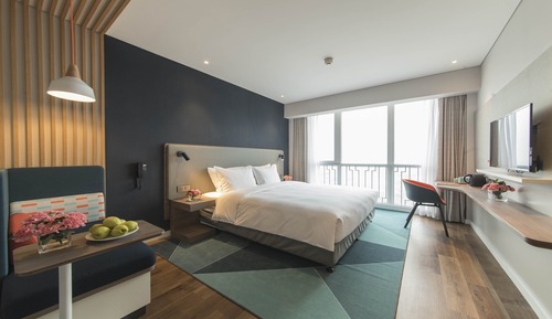 Standard Room, 1 King Bed, Lake View (Audio Visual)
