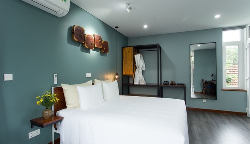Signature Suite, 1 King Bed, Bathtub, Garden View