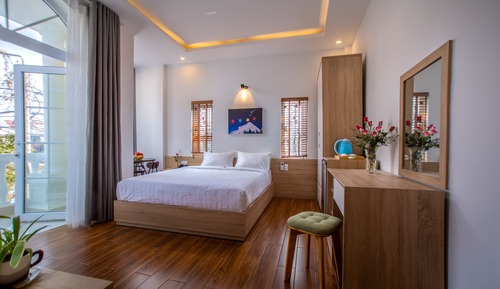 Deluxe Room, 1 King Bed, River View