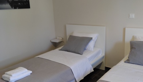 Comfort Room, 2 Twin Beds, Courtyard View