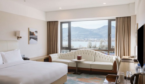 Deluxe Room, 1 King Bed, Lake View