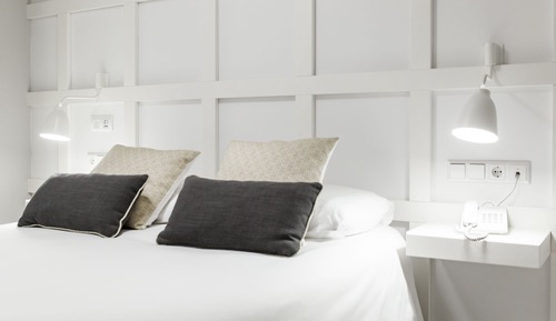 Standard Double Room (1 double bed or 2 single beds)