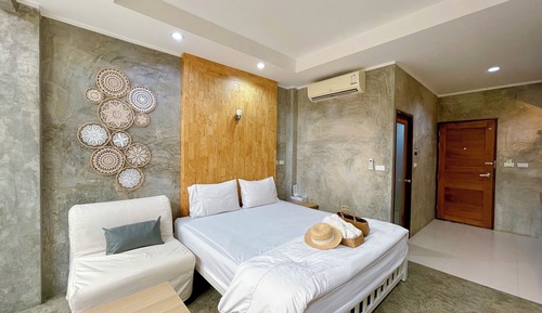 Deluxe Room, 1 King Bed, Non Smoking, Bathtub