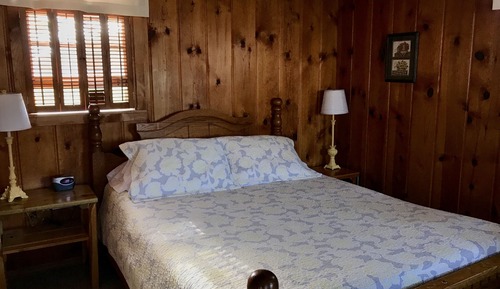 Classic Cabin, 1 Queen Bed, Refrigerator & Microwave (Cabin 1)