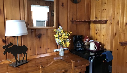 Classic Cabin, 1 Queen Bed, Refrigerator & Microwave (Cabin 4)