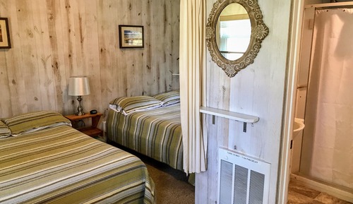 Deluxe Cabin, 2 Double Beds, Microwave and Refrigerator (Cabin 7)