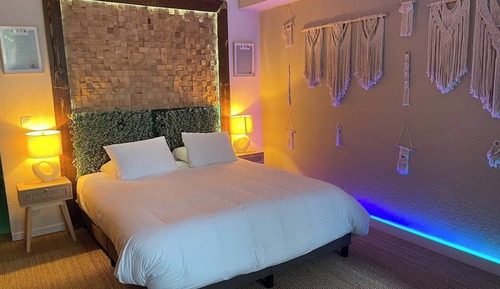 Comfort Room, City View