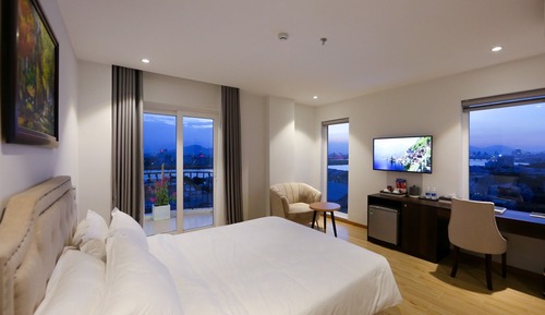 Junior Suite, Balcony, City View