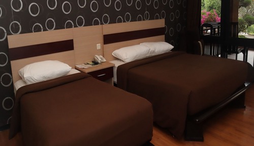 Superior Triple Room (with double bed)