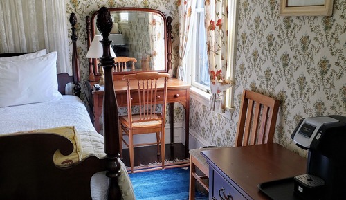 DORR ROOM - (ONE GUEST) 2ND FLOOR - PRIVATE BATH ACROSS HALL