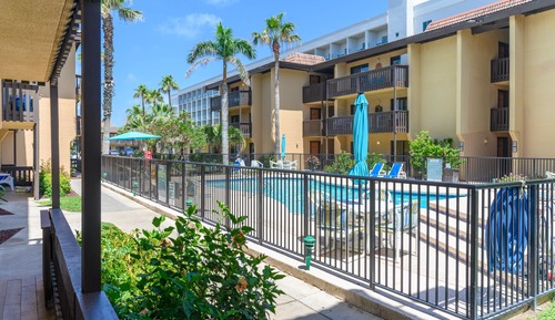 Superior Condo, 1 Bedroom, Pool View, Poolside