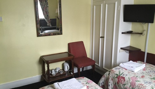 Twin Room, 2 Twin Beds, Shared Bathroom