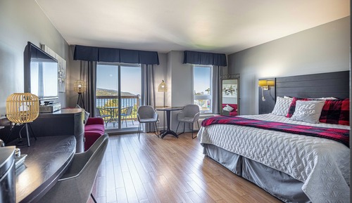Deluxe Room, 1 King Bed, River View